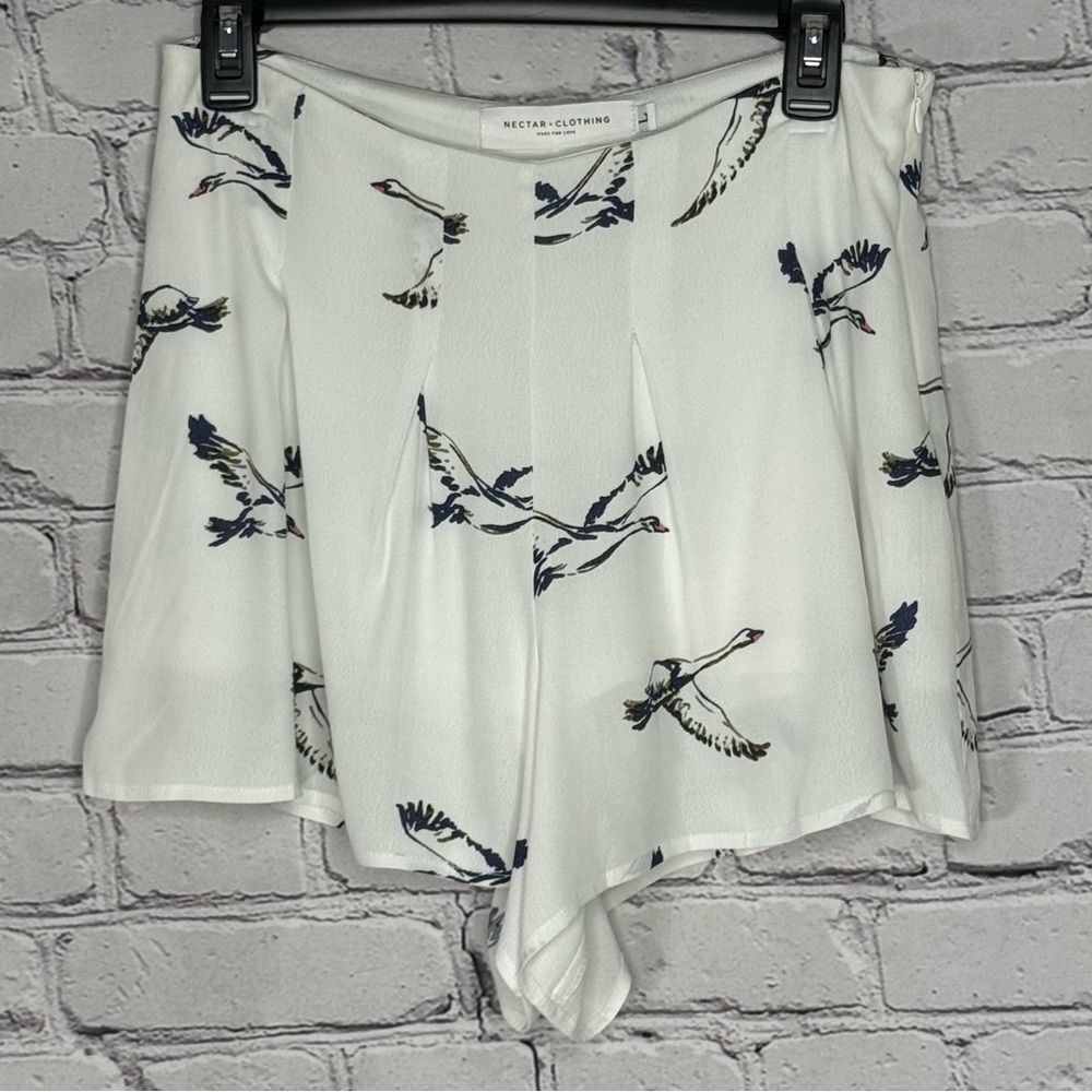 NECTAR CLOTHING Pleated Flowy Short Shorts White Black Geese Pattern with Zipper